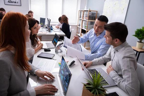 Zespół omawiający projekt przy tablicy
